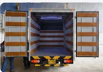 Interior del furgón con puertas abiertas y plataforma de carga